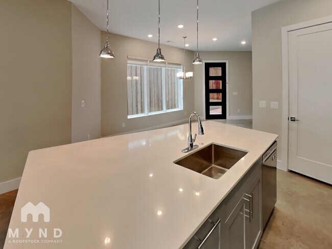 Building Photo - 2345 Vagas St