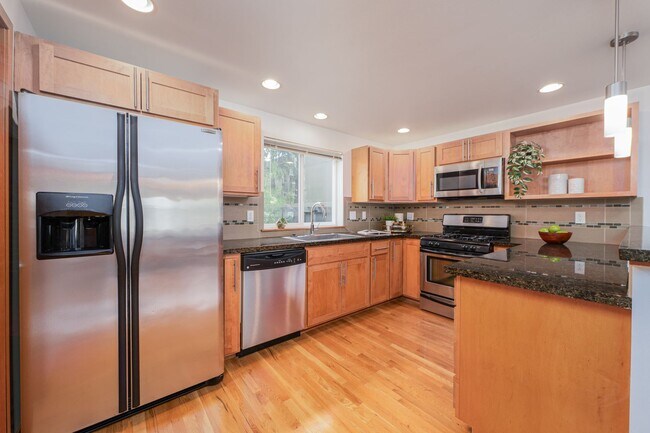 Building Photo - Greenwood Area Townhome!