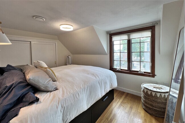 Building Photo - 4 Day St