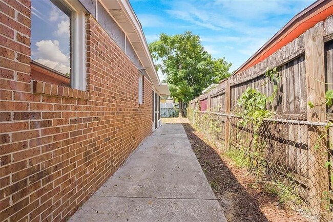 Building Photo - 6817 Larmon St