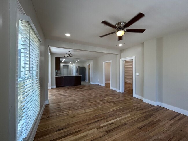 Building Photo - Rent Special! - Gorgeous 3 Bed + Bonus Roo...