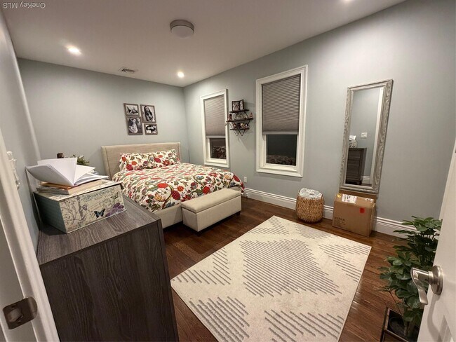 Building Photo - 535 E Walnut St