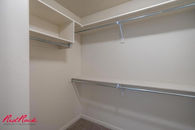 Building Photo - Charming 3 bedroom Townhome. 2 Community Pools!