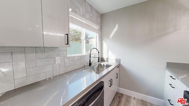 Building Photo - 2123 S Orange Dr