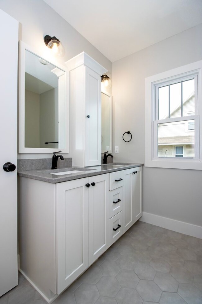 Building Photo - Three Bedroom Condo