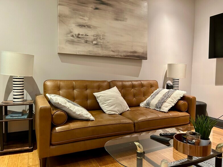 Building Photo - 225 E King St