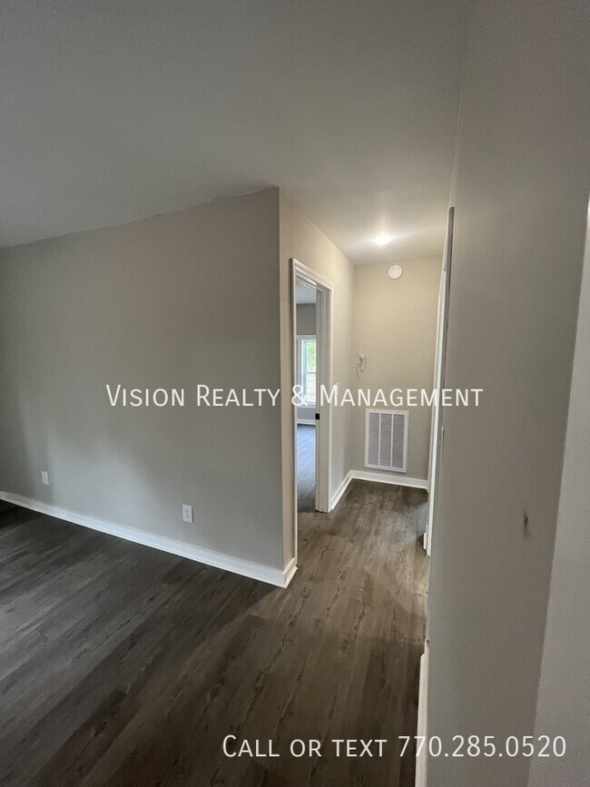 Building Photo - 137 Red Oak Dr