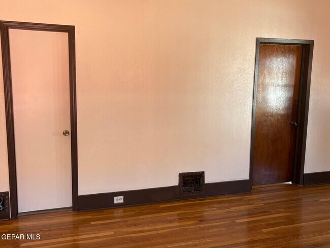 Building Photo - 3418 Pershing Dr