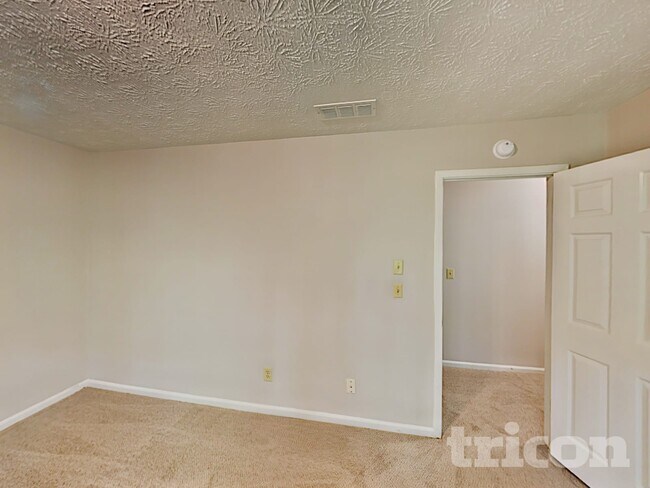 Building Photo - 1720 Ridgefield Dr