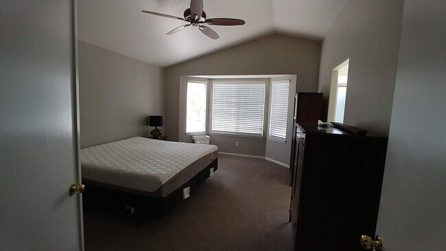 Building Photo - Beautiful 3 Bedroom Home Available in Sept...