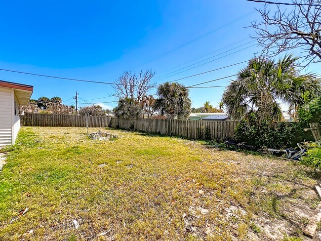 Building Photo - 122 Eden Ave