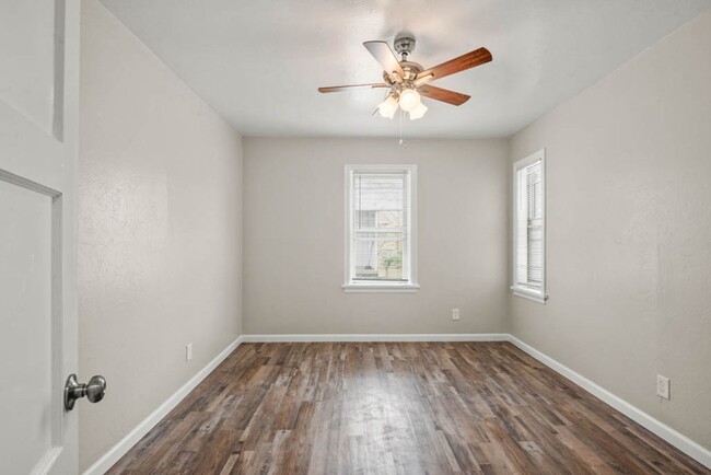 Building Photo - Babb Dr Duplex