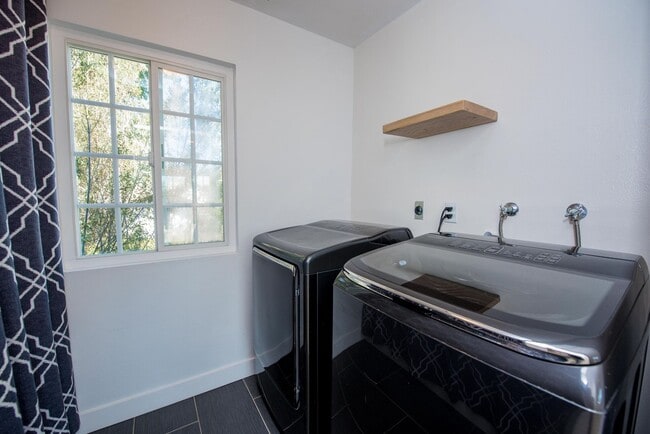 Building Photo - Eastside Costa Mesa Gem