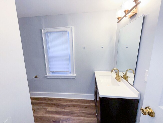 Building Photo - Elegant 3-Bedroom Home with Designer Finishes & Private Backyard!