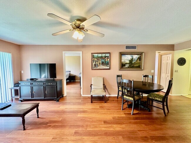 Building Photo - Fantastic 2br/2ba Furnished Annual Rental ...
