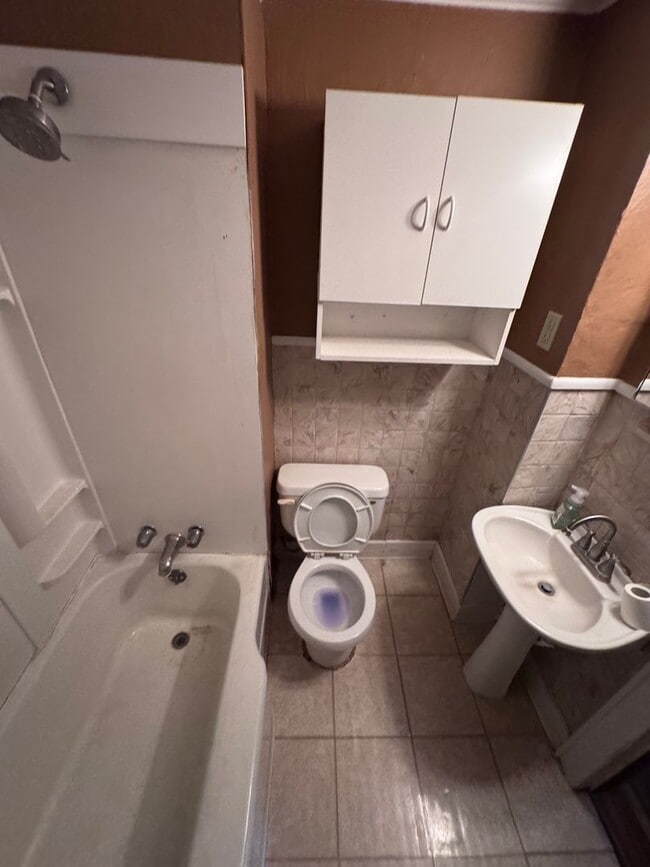 Building Photo - $1400 - 2 Bed 1 Bath House