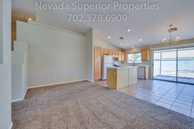 Building Photo - SE Single Story 3 Bedroom Home!!! Low Main...