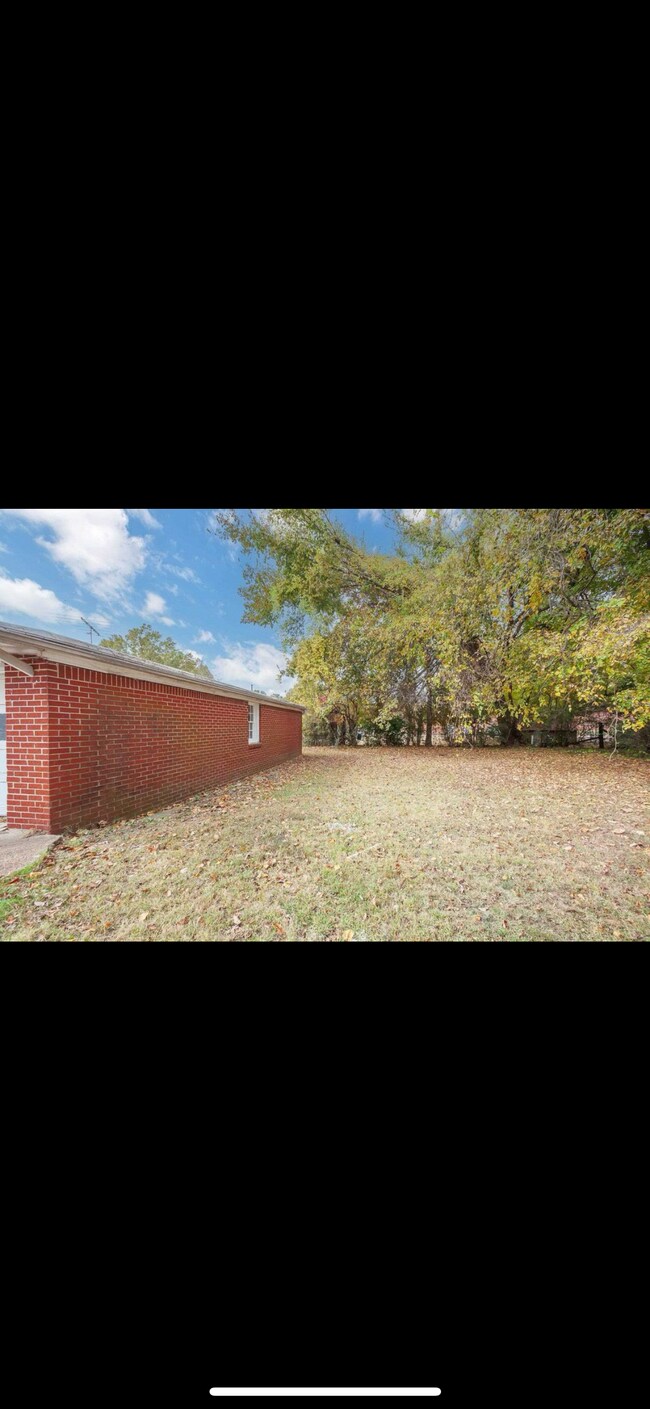 Building Photo - 805 E Jefferson St