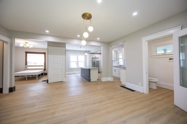 Building Photo - 1496 E 107th St