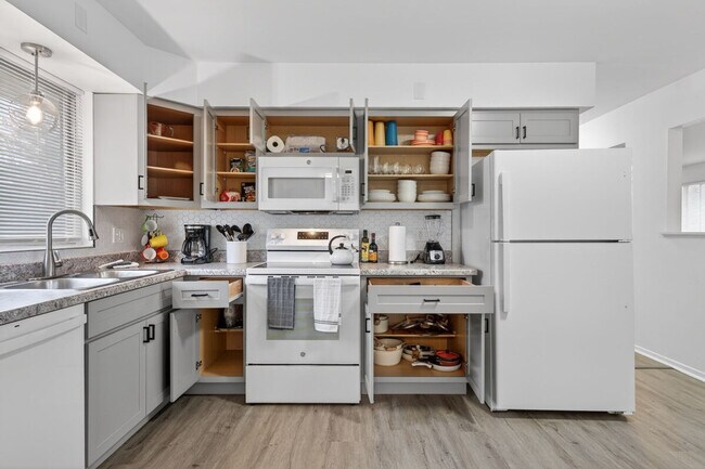 Building Photo - 1545 Reale Ave