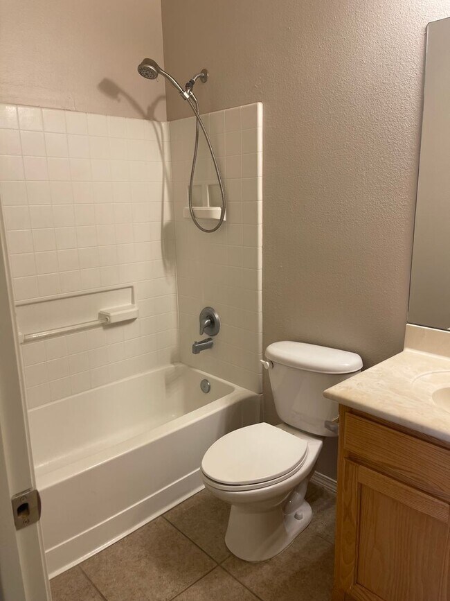Building Photo - Great 3 Bedroom Home