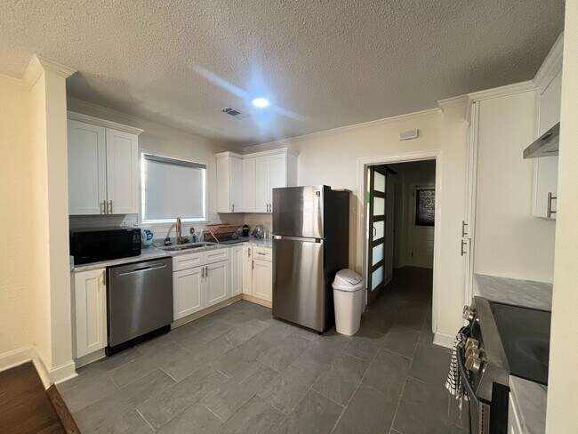 Building Photo - 2 minutes away from Rhodes College! Beautifully Renovated! Pets are owner's approval, fees do apply.