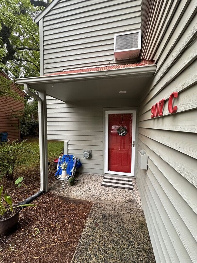 Building Photo - Cute 3/2.5 Townhome Near Downtown Durham