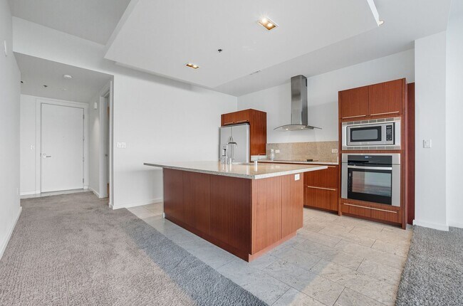 Building Photo - 6th Floor 2-Bedroom Condo with Stunning La...