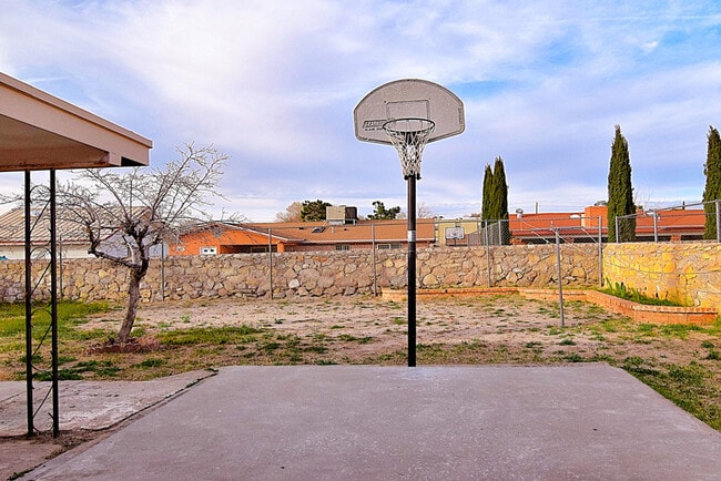 Building Photo - Eastside 3 Bedroom 2 Bath