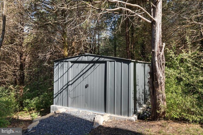 Building Photo - 321 Whispering Echos Dr