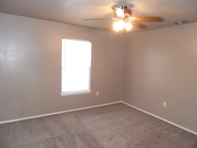 Building Photo - Captivating Townhome in Whisperwood