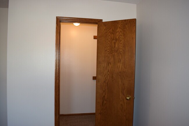 Building Photo - 2210 Skyline Dr