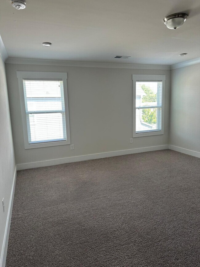 Building Photo - 14 Larson Dr
