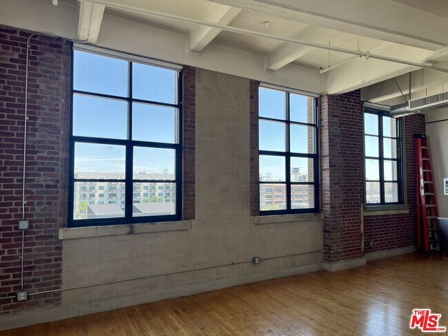 Building Photo - 1850 Industrial St