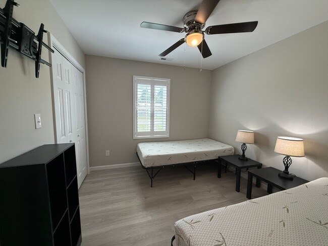 Building Photo - Fully Furnished 3 Bedroom, 2 Bath Home wit...