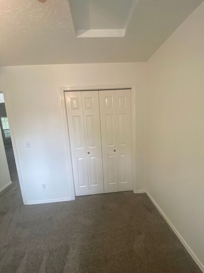 Building Photo - 3 Bed, 2 Bath,  Single Story, CUL-D-SAC Ho...