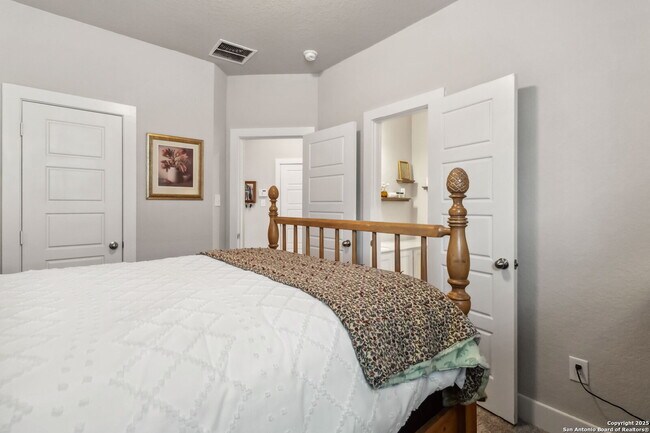 Building Photo - "Charming 3-Bedroom Home with 2 Full Baths and 1902 Sq Ft of Comfort in San Antonio!"