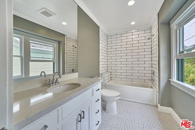 Building Photo - 515 S Van Ness Ave