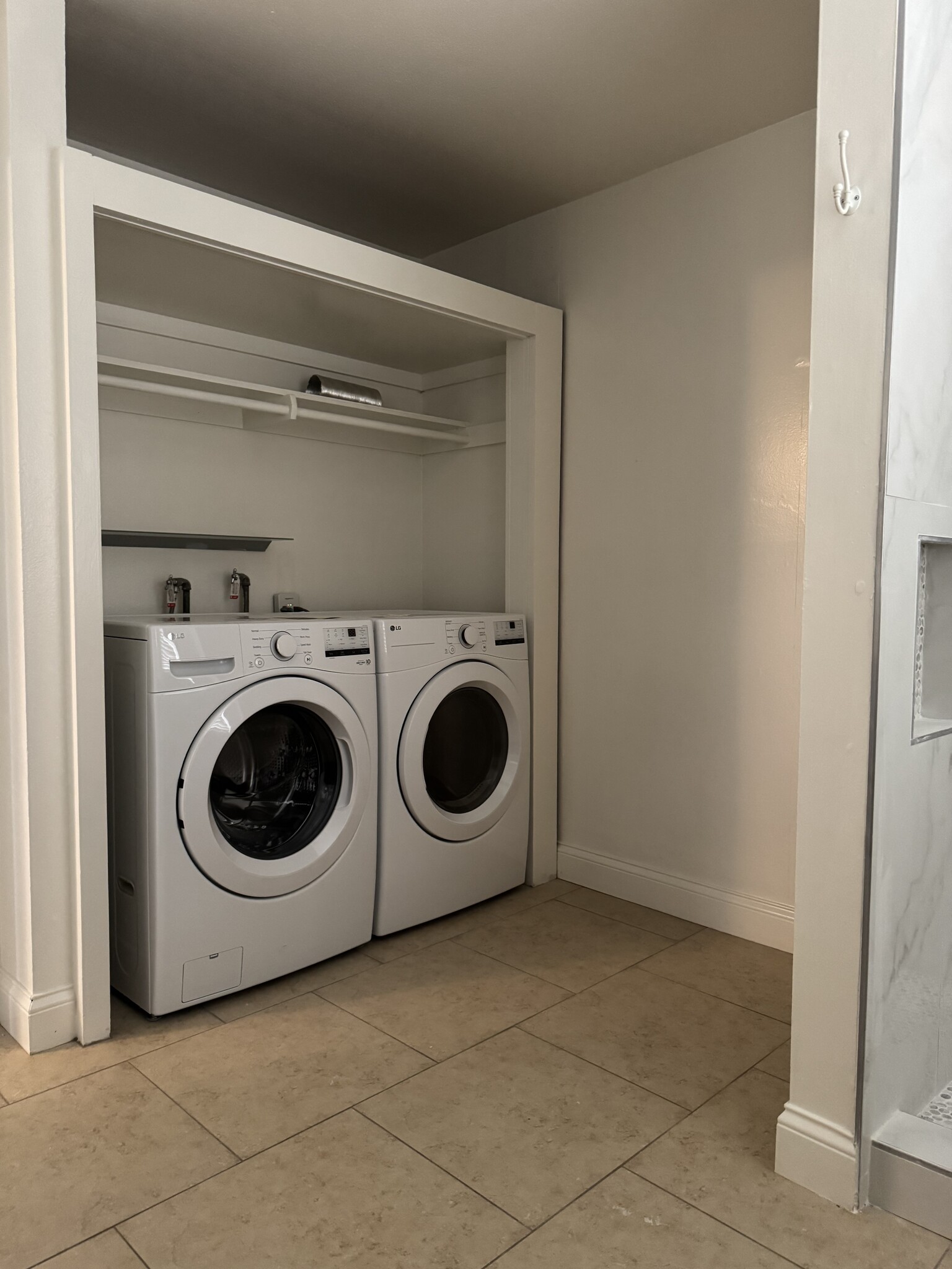 laundry in large bath - 7015 Trolleyway