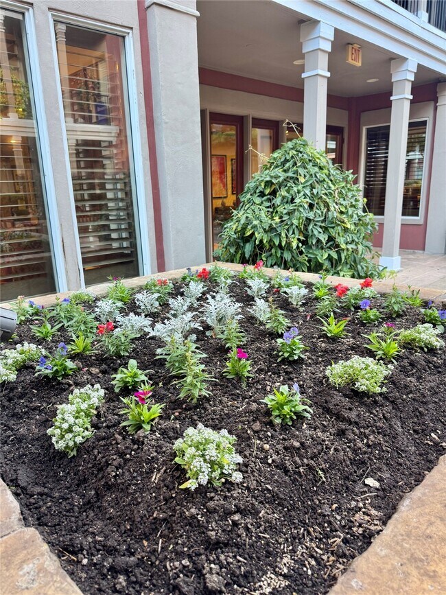 Building Photo - 2400 McCue Rd