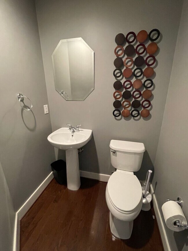 Building Photo - Lovely 3 BR/3.5 BA Townhome in Brookline!