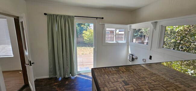 Building Photo - Minutes to Downtown Grants Pass