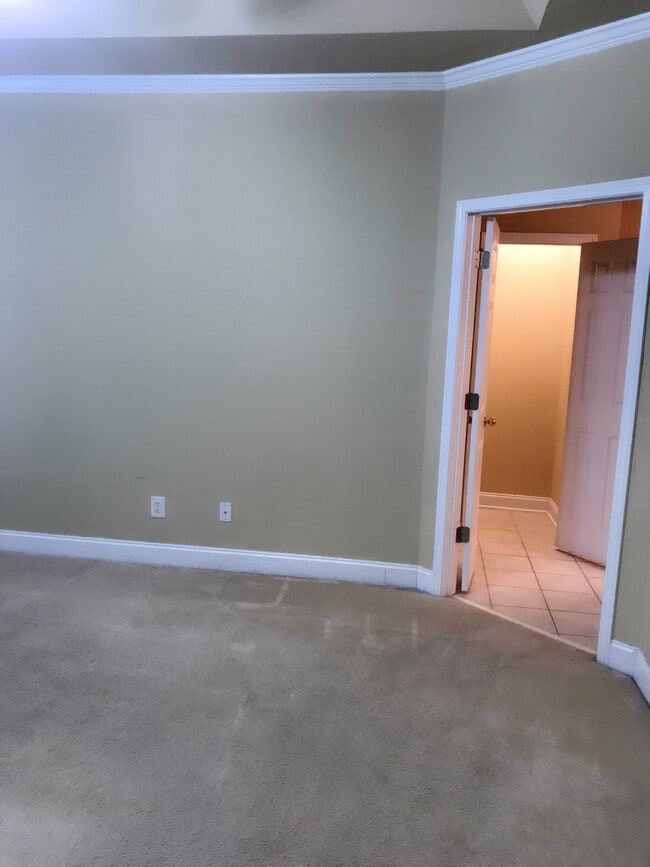 Building Photo - 535 Roland Manor Dr