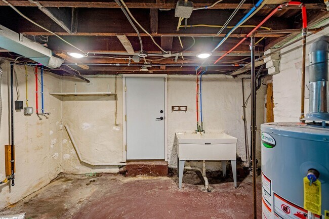 Building Photo - AVAILABLE AUGUST 1ST!! BEAUTIFUL 3 BEDROOM...
