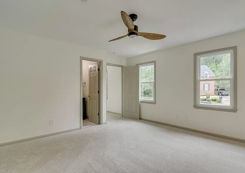 Bedroom with ensuite bath main floor - 94 Bristlecone Ln