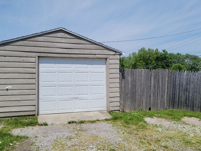 Building Photo - 2 BR House