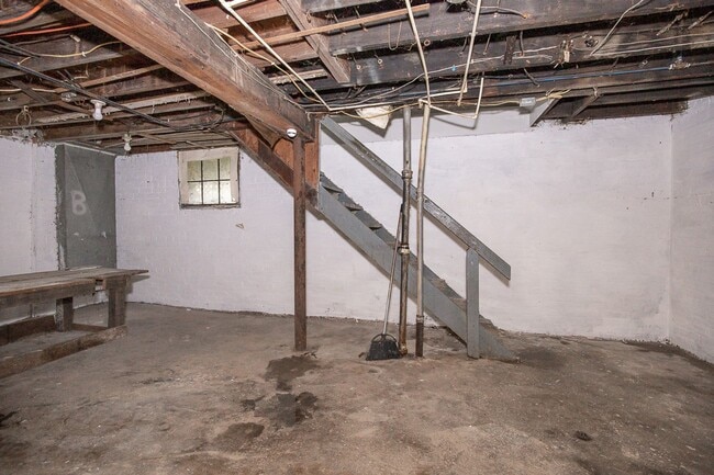 Building Photo - 3910 Carlyle Ave