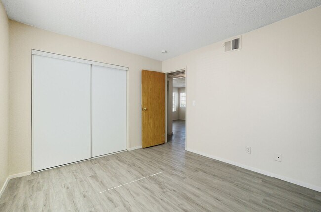 Building Photo - Charming 2-Bedroom Downstairs Unit with Fi...