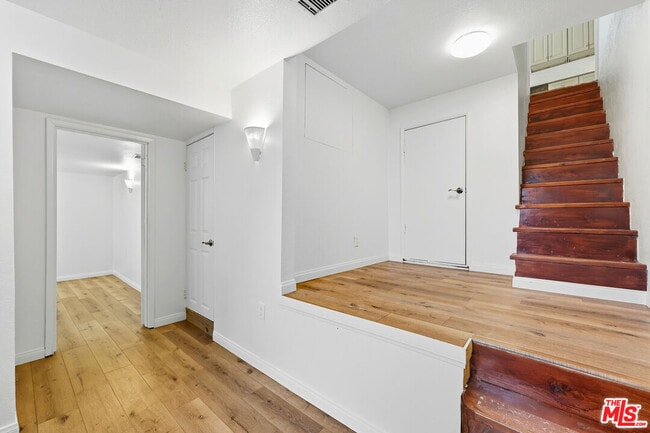 Building Photo - 2132 Cove Ave