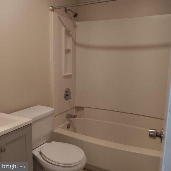 Building Photo - 1732 W Diamond St